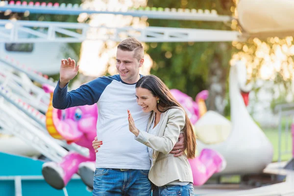 Los padres en el parque de atracciones feria de la diversión —  Fotos de Stock