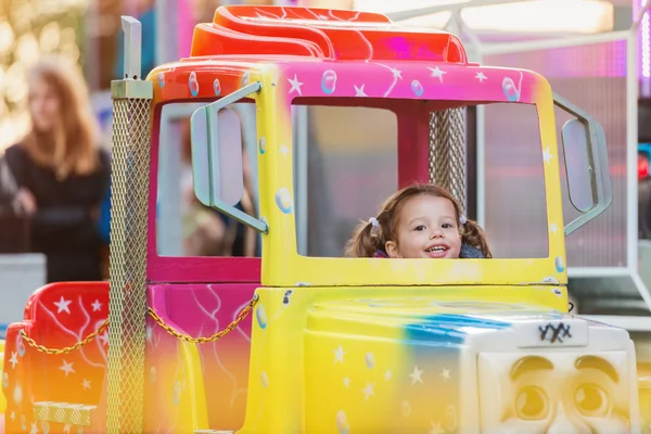 Malá holčička v zábavním parku — Stock fotografie
