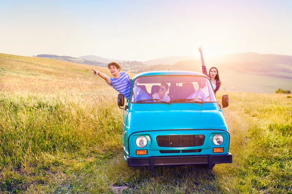 Young friends on road trip — Stock Photo, Image