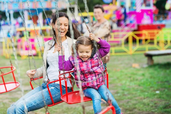 Mother and daughter at fun fair — Stock Photo, Image