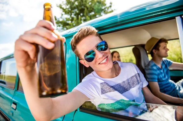 Teenagers inside old campervan on trip — Stock Photo, Image