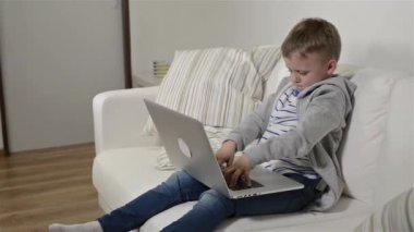 Laptop ile oynayan çocuk