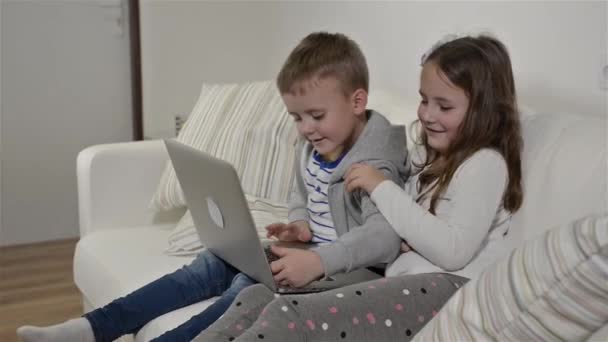 Los niños en casa jugando con el portátil — Vídeos de Stock