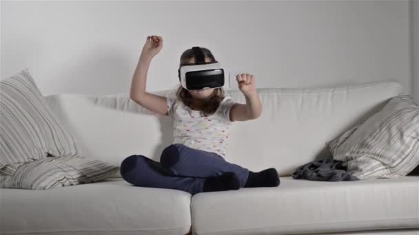 Girl wearing virtual reality goggles. — Stock Video