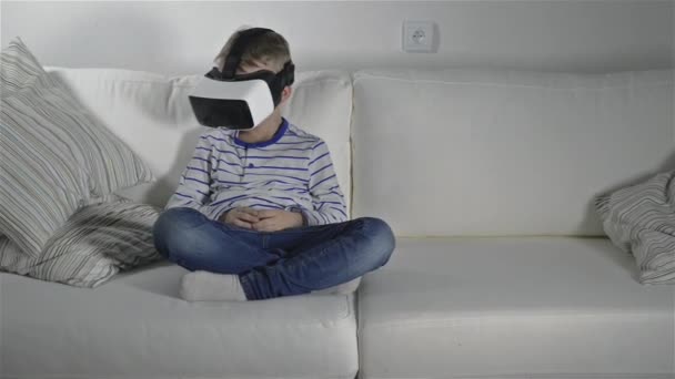 Ragazzo che indossa occhiali di realtà virtuale . — Video Stock