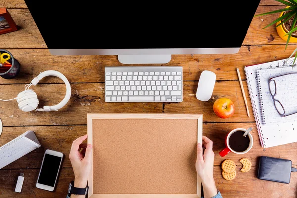 Pessoa de negócios que trabalha na mesa de escritório — Fotografia de Stock