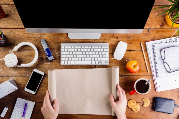 Pessoa de negócios que trabalha na mesa de escritório — Fotografia de Stock