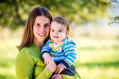 Güneşli doğada küçük oğlu ile annesi