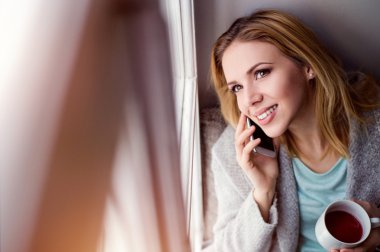 Kadın ile smartphone telefon görüşmesi