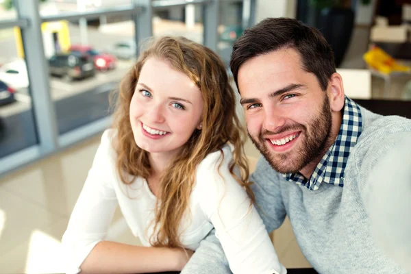 Hermosa pareja enamorada en la cafetería — Foto de Stock