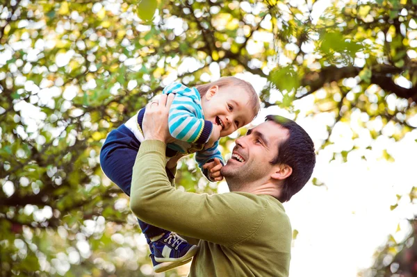 Doğada küçük oğluyla baba — Stok fotoğraf