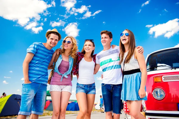 Nastolatki na letni festiwal muzyczny — Zdjęcie stockowe