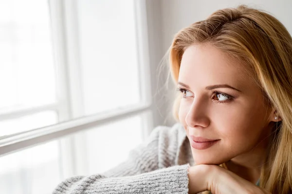 Donna che guarda fuori dalla finestra — Foto Stock