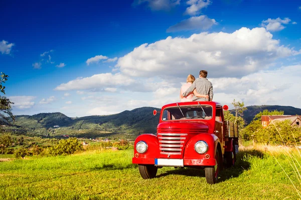 Senior couple in pickup truck — Stock Photo, Image