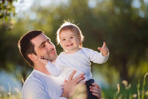 Pai com filho pequeno na grama — Fotografia de Stock