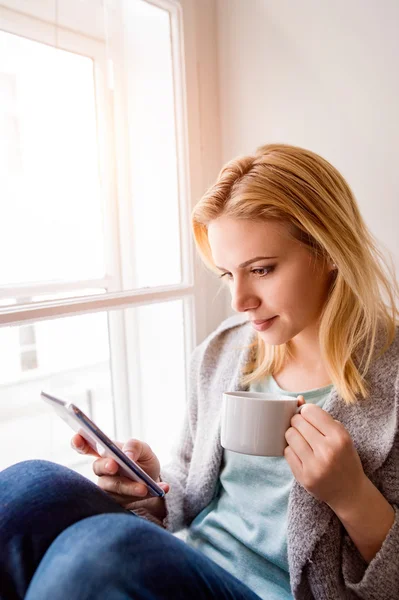 Kvinna med smartphone och kaffe — Stockfoto