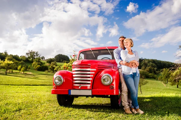 Senior couple at vintage pickup truck — Stock Photo, Image