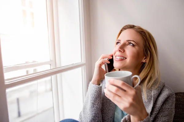 Kvinna att göra telefonsamtal — Stockfoto