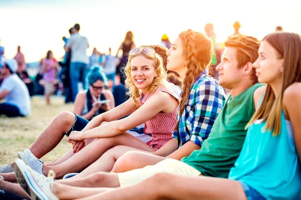 Tonåringar på summer music festival — Stockfoto