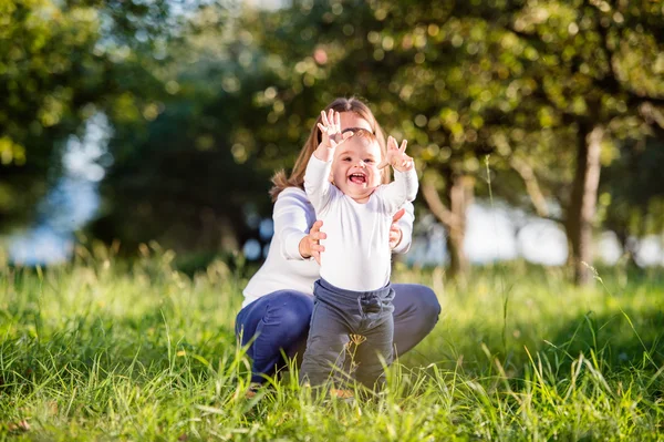 Mãe com filho na natureza verde — Fotografia de Stock