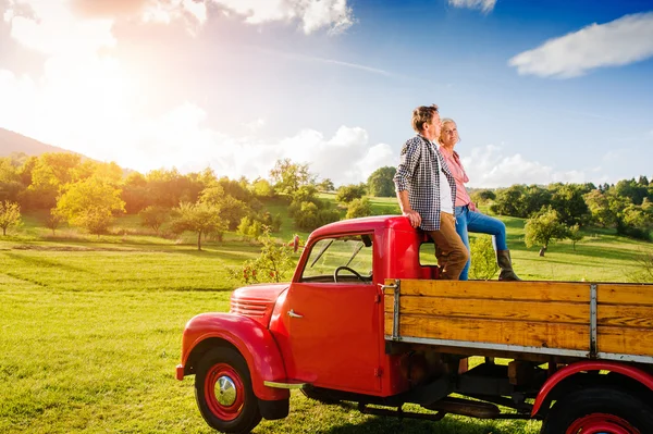 Senior couple in pickup truck — Stock Photo, Image