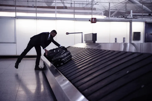 Zakenman met bagage op de luchthaven — Stockfoto