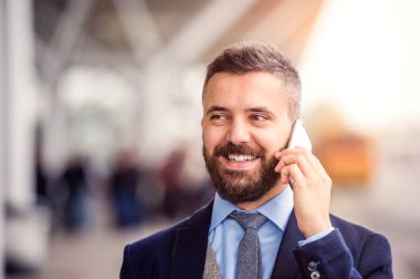 Hipster işadamı yapım telefon görüşmesi