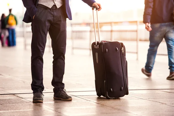 Бізнесмен з багажем чекає в аеропорту — стокове фото