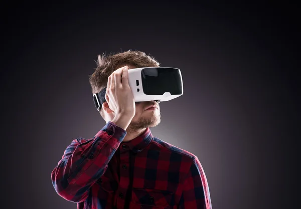 Homem vestindo óculos de realidade virtual. — Fotografia de Stock