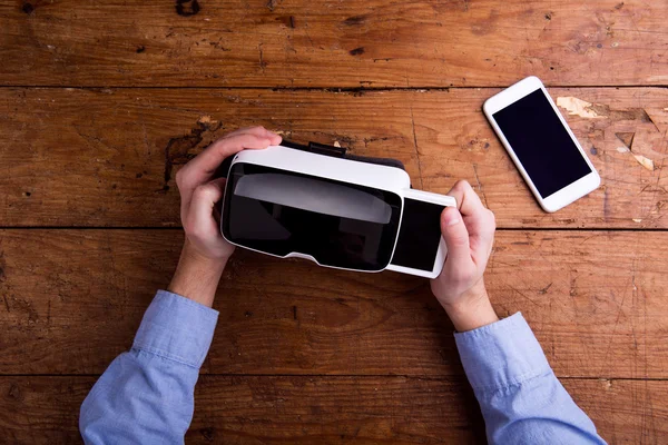 Людина з окулярами віртуальної реальності та смартфоном — стокове фото