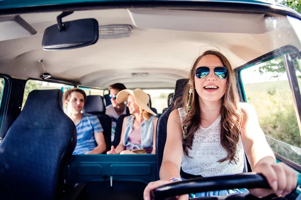 Niños y niñas en viaje por carretera — Foto de Stock