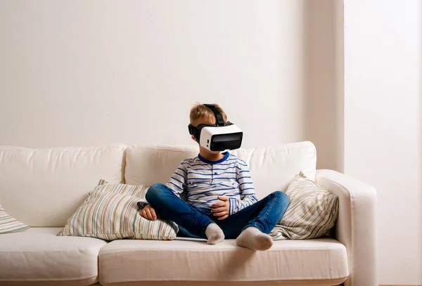 Niño con gafas de realidad virtual . — Foto de Stock