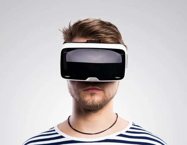 Man wearing virtual reality goggles. — Stock Photo, Image