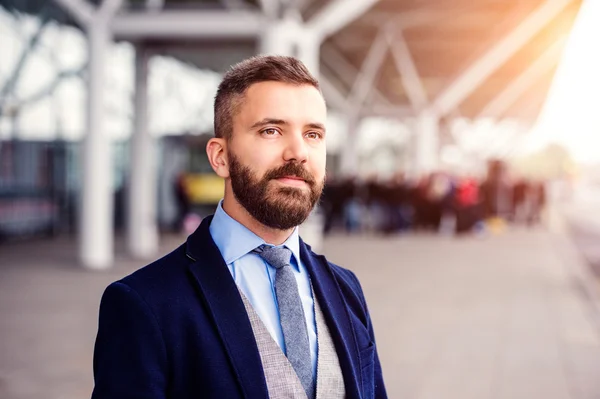 Hipster affärsman väntar på flygplatsen — Stockfoto