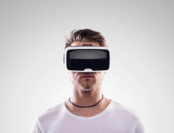 Man wearing virtual reality goggles — Stock Photo, Image