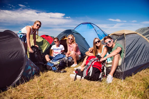 Teenagers sitting  in front of tents — Stock Photo, Image