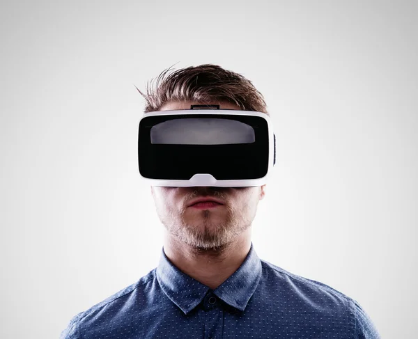 Man wearing virtual reality goggles. — Stock Photo, Image