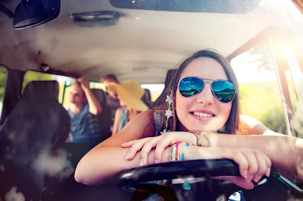 Tiener jongens en meisjes binnen een oude camper, roadtrip — Stockfoto