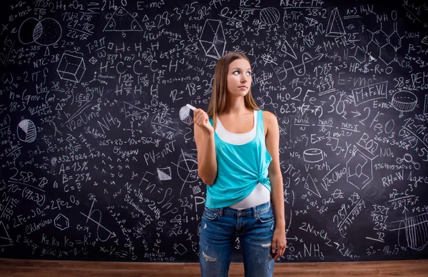 Ragazza pensante alla lavagna — Foto Stock