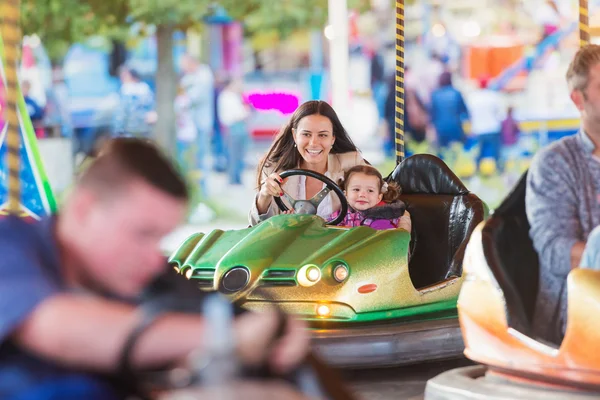 Mãe e filha na feira de diversão — Fotografia de Stock