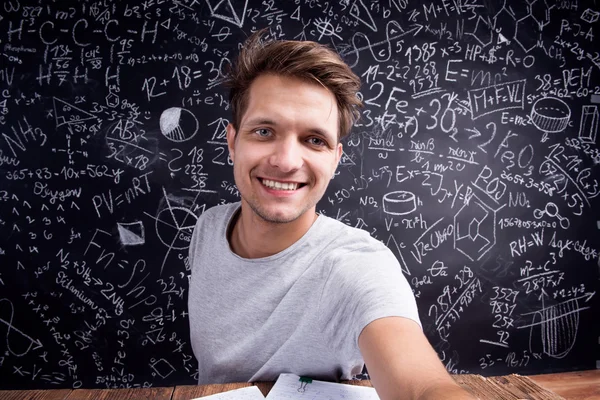 Hipster estudiante en pizarra —  Fotos de Stock