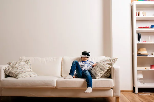Menino vestindo óculos de realidade virtual . — Fotografia de Stock