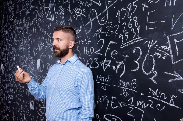 Hipster-Lehrer gegen Tafel — Stockfoto