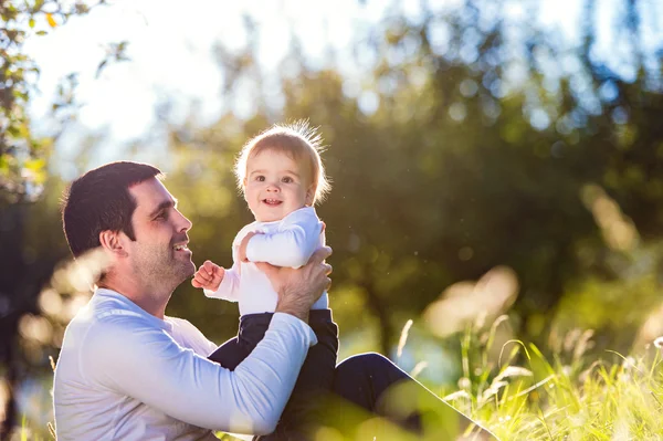 Padre con hijo pequeño en la hierba — Foto de Stock