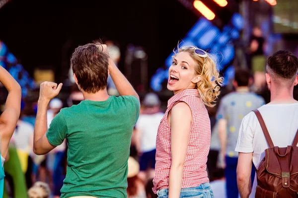 Adolescentes bailando en el festival de música — Foto de Stock