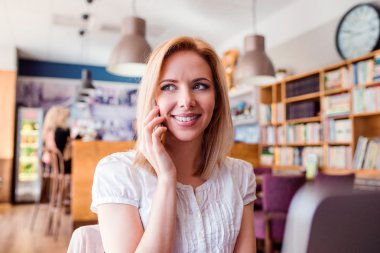 Kadın Cafe telefon ile çalışma