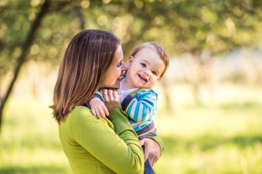 Doğada küçük oğlu tutan anne