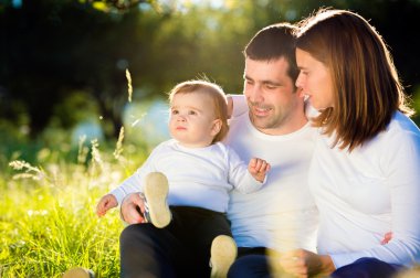 Anne oğlu çimenlerin üzerinde tutan