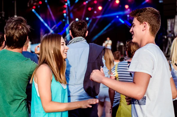 Adolescentes no festival de música de verão — Fotografia de Stock