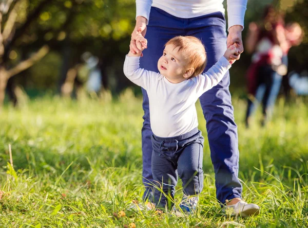 Madre con sul fare i primi passi — Foto Stock